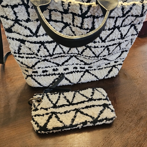 Universal thread matching crossbody. Again and makeup bag. Used good shape - Picture 4 of 5